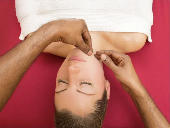 Ayurvedisch inspirierte Massage von Gesicht, Kopf und Nacken