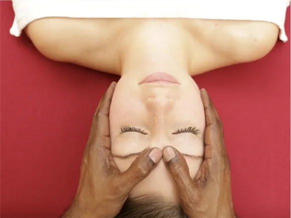 Behutsame Massage von Kiefer und Gesicht