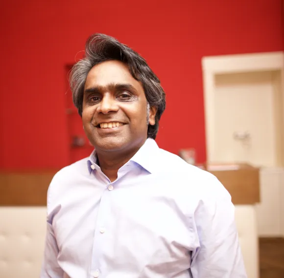 Nishantha Pushpa Kumara bei einer individuellen Massage in Berlin